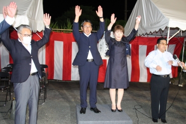 支援者らと万歳する村上氏=東栄町本郷で
