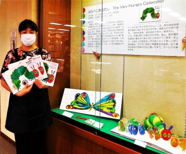 エリック・カール展を紹介する冨田主事=いずれも豊橋市中央図書館で