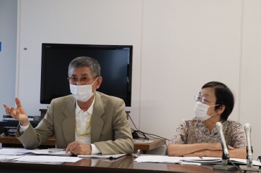 記者会見で説明する原告の河合さん㊧と杉井弁護士=豊橋市役所で