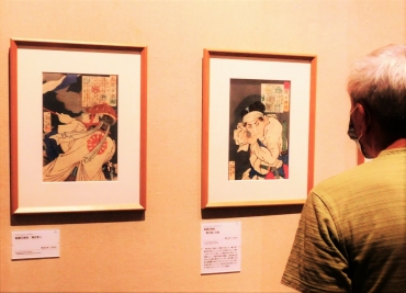 芳年の作品を時代順に並べた展示会場=豊橋市美術博物館で