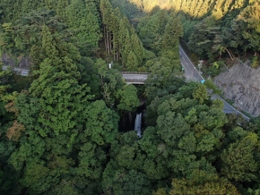 滝の上空だけぽっかりと空間がある