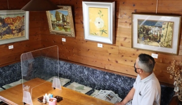 著名画家の絵画を展示販売する店内=田原市の神戸館で