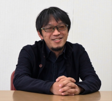 インタビューに応じる監督の前田さん=豊川市内で