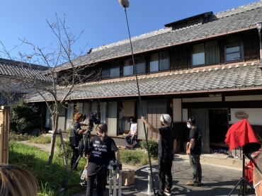 豊川市千両町の古民家でのロケ(提供)