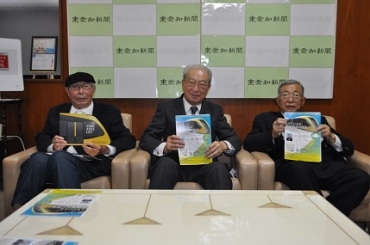 「路面電車サミットへ来場を」と呼びかける伊奈さん、神野さん、大辻さん(左から)=東愛知新聞社で