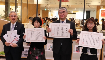 浅井市長から感謝状を受けた各団体と企業の代表=豊橋市まちなか図書館で