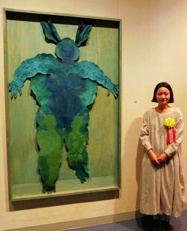 大賞作品「痕跡!?」と佐々木さん=いずれも豊橋市美術博物館で