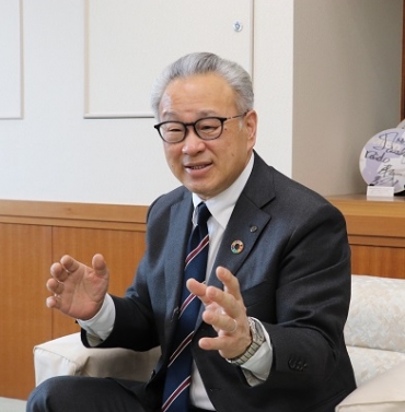 就任1年を振り返る浅井由崇市長=市役所で