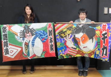 新しい初凧を手がけた水野さん㊧と高橋さん=いずれも田原まつり会館で