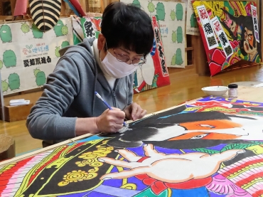 武者絵を描く高橋さん