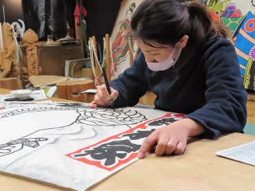 力強く線を入れる水野さん