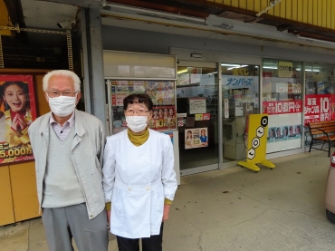 「オザワ屋」と小澤さん夫妻=豊橋市井原町で