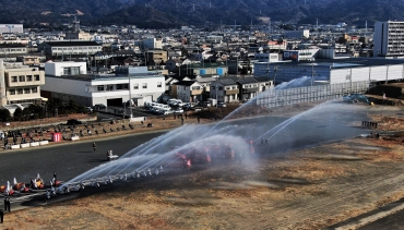 水がクモの糸のように見えた一斉放水