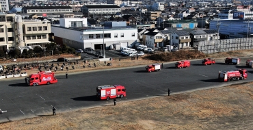 分列行進する消防車両