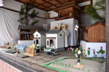 人形や模型で今年の豊作を表現した花の撓=為当稲荷神社で
