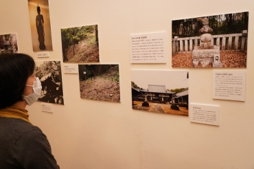 安達氏とゆかりのある寺院を紹介する写真パネル=蒲郡市博物館で