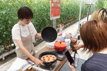 特製「トマトごはん」の作り方を紹介する高澤さん=田原市神戸町で