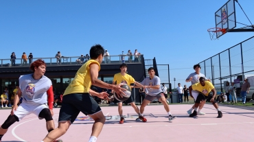 夏日にも負けない熱戦を繰り広げる選手たち=豊川市のグレープパークコートで