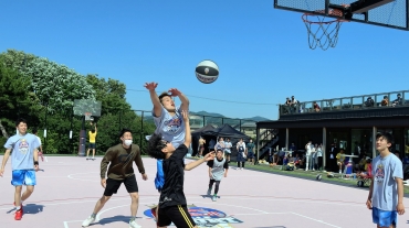 会場にいた子どもたちが大会参加選手とゲームを楽しむ