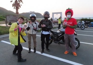岡田さん㊧や小川さん㊨と参加者=恋路ヶ浜で