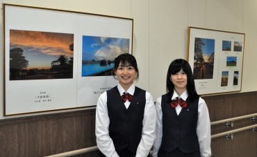 入賞作品と木戸さん㊧、林さん=総合青山病院で