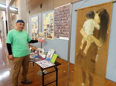 展示品を紹介する小林さん=田原市中央図書館で