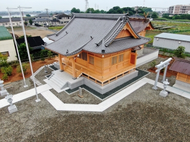 立派にそびえ立つ本殿