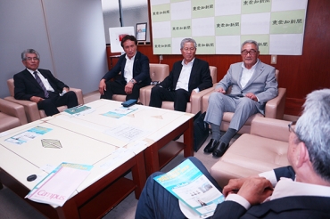 社長と懇談する土井さん、八木さん、川原さん、伊藤さん(右から)=東愛知新聞社で