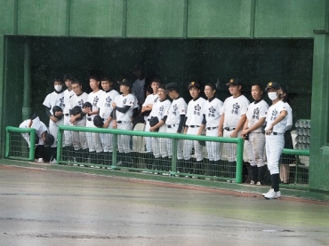 【刈谷-豊橋東】雨の中、ベンチで打ち切り継続試合の宣言を受ける豊橋東