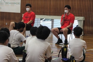 バスケット選手の活動を説明する太田選手㊧と金丸選手=福岡小学校で
