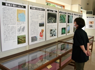 地学を説明するパネル展示=いずれも新城市鳳来寺山自然科学博物館で