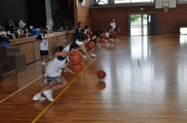 練習に励む豊川南部ミニバスケットボールクラブの子どもたち=豊川市立東部小学校で