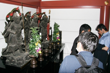十二神将像を見る参加者=鳳来寺で