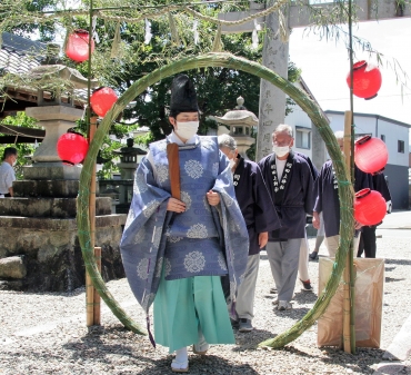 兼任で宮司を務める羽田上神社の「輪潜(わくぐり)祭」で神事を担当する白井さん