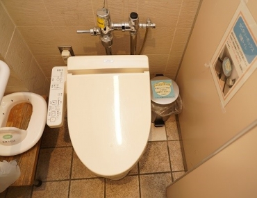 男性用トイレに設けたサニタリーボックス=いずれも蒲郡市役所で