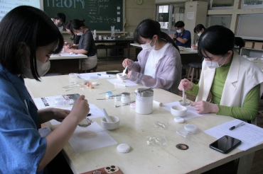 化粧品づくりを体験する学生ら=東栄町の「のき山学校」で