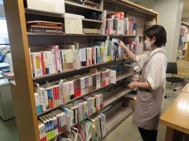 新しく発刊された本を並べる選書書架=田原市中央図書館で