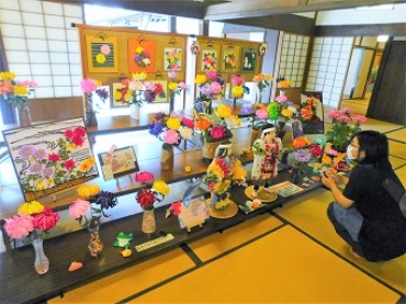菊人形や大小の菊の花などを並べた折り紙作品