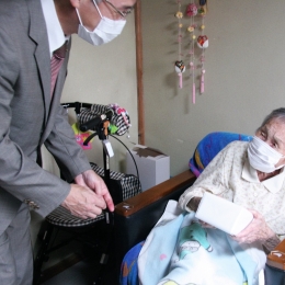 新城の下江市長 100歳の渡辺さん祝う