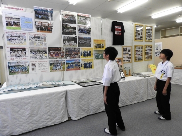 過去の部活動の活躍が写真で紹介される「天下の坂中」記念館=小坂井中学校で