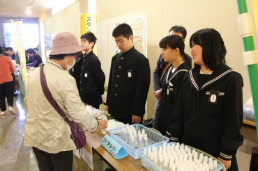 ラベンダーを原材料とした商品を売る福江中生徒ら=田原文化会館で