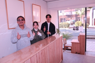 来店を呼びかける山口さん、あみ店長、スタッフの翼さん(左から)=豊橋市松葉町1のGOODMANで