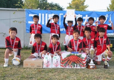 初優勝した「ディアブロッサ高田FC」の選手たち=豊橋市神野新田町で
