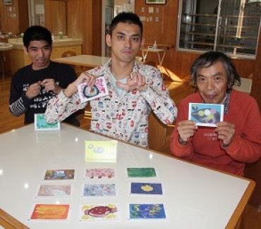 カレンダーになった作品をPRする高安さん、杉浦さん、上田さん(右から)=新城市矢部のレインボーはうすで