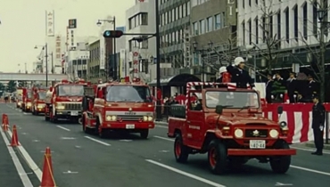 以前のまちなかでの消防出初め式=駅前大通2で(1990年、市提供)