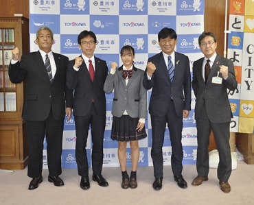 竹本市長を表敬した臼井さん(左から2人目)、吉田さん(同3人目)ら=豊川市役所で