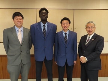 水越さん、ラワルさん、中村さん、浅井市長(左から)=豊橋市役所で