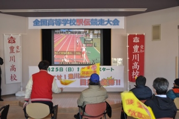 画面に向かって選手を応援する市民ら=豊川市中央図書館で
