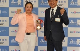 全日本サンスポ女子アマゴルフ選手権で優勝した入谷さんが豊川市長表敬