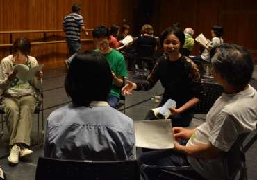 小川さん(右から2人目)からせりふの言い方について学ぶ参加者=プラットで